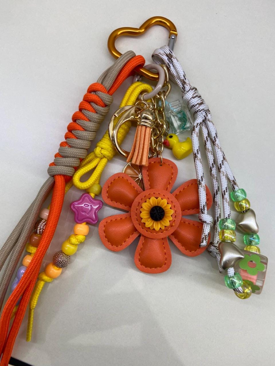 Accessoire de sac fait main – Gri-gri avec perles, cordons et crochet
