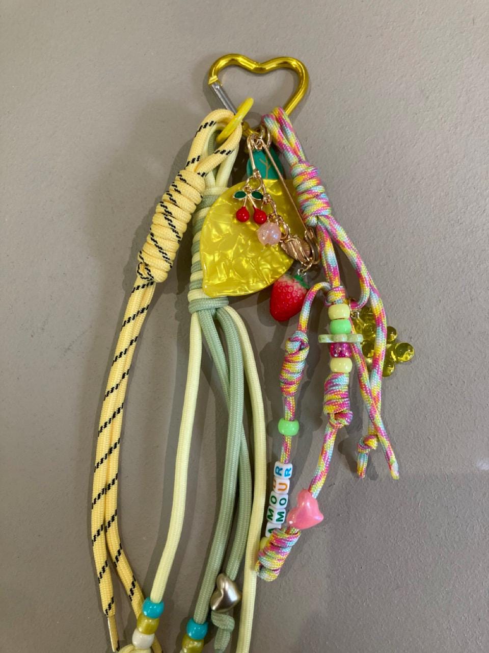 Gri-gri de sac fait main – Porte-clés fantaisie coloré avec breloques et perles