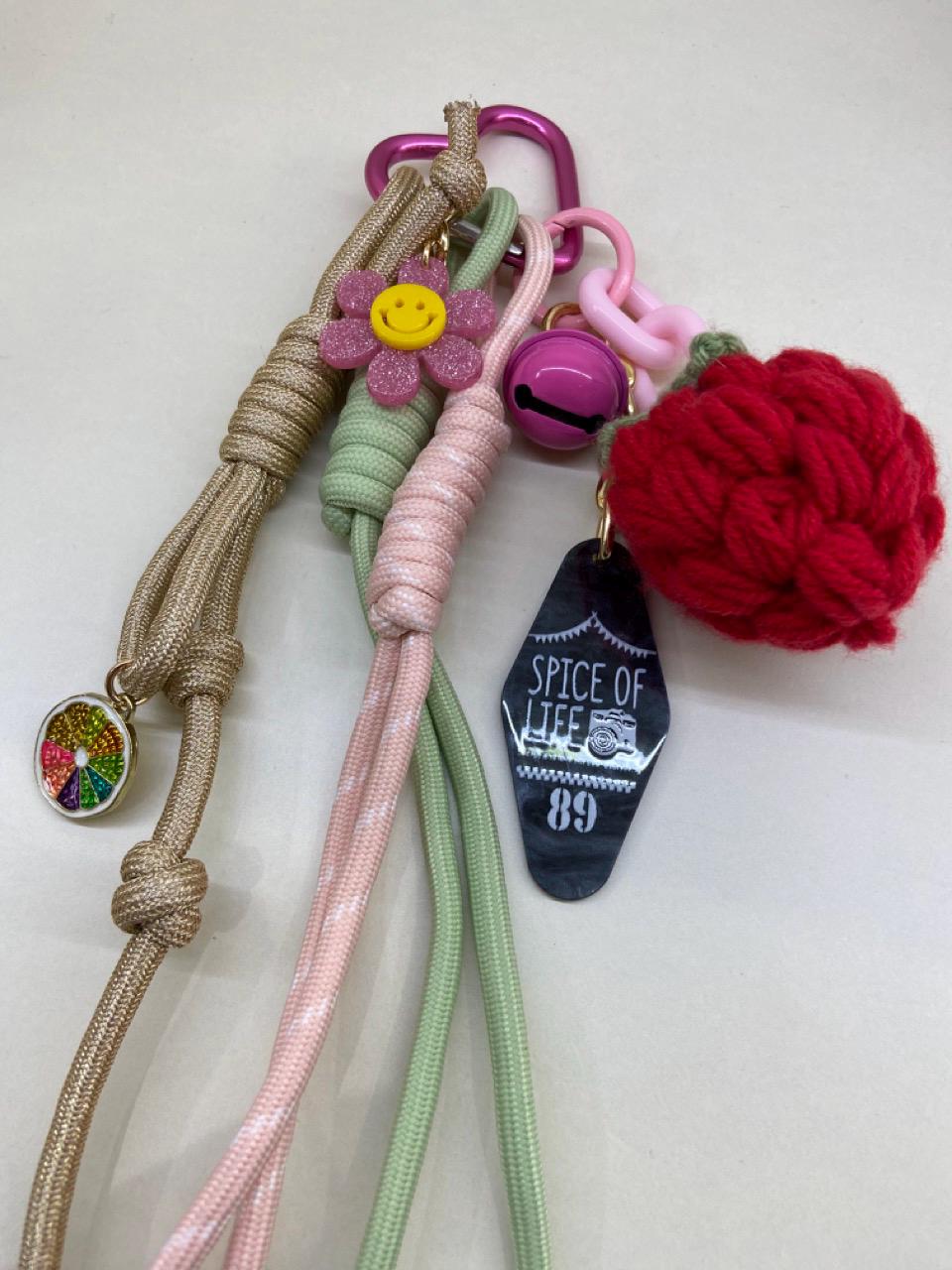 Accessoire de sac fait main – Gri-gri avec perles, cordons et crochet