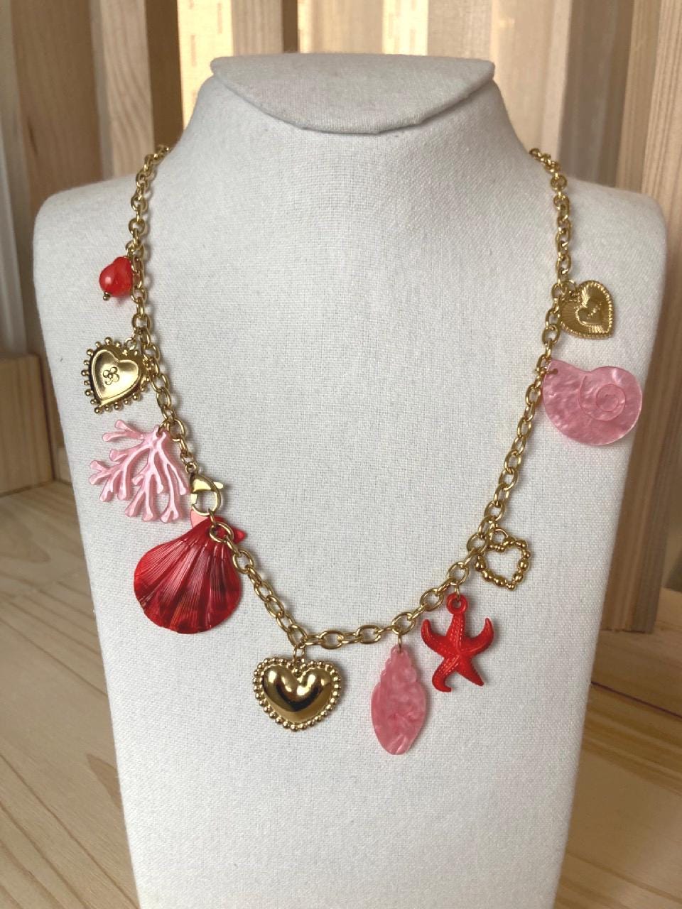 Collier marin doré avec pendentifs cœur, étoile de mer et coquillages – Bijou fantaisie rose et rouge, style sirène romantique