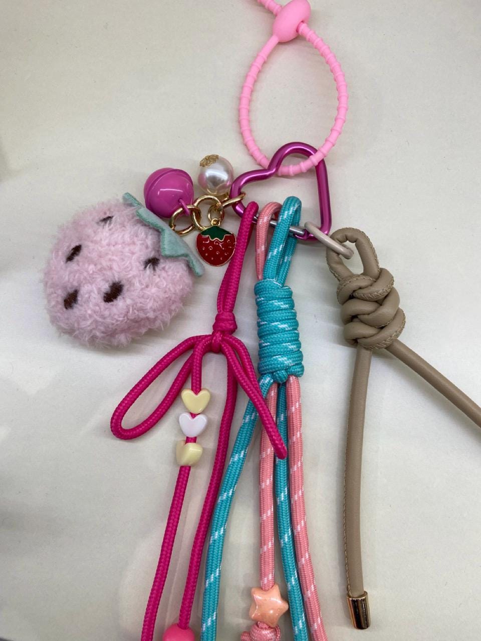 Accessoire de sac fait main – Gri-gri avec perles, cordons et crochet