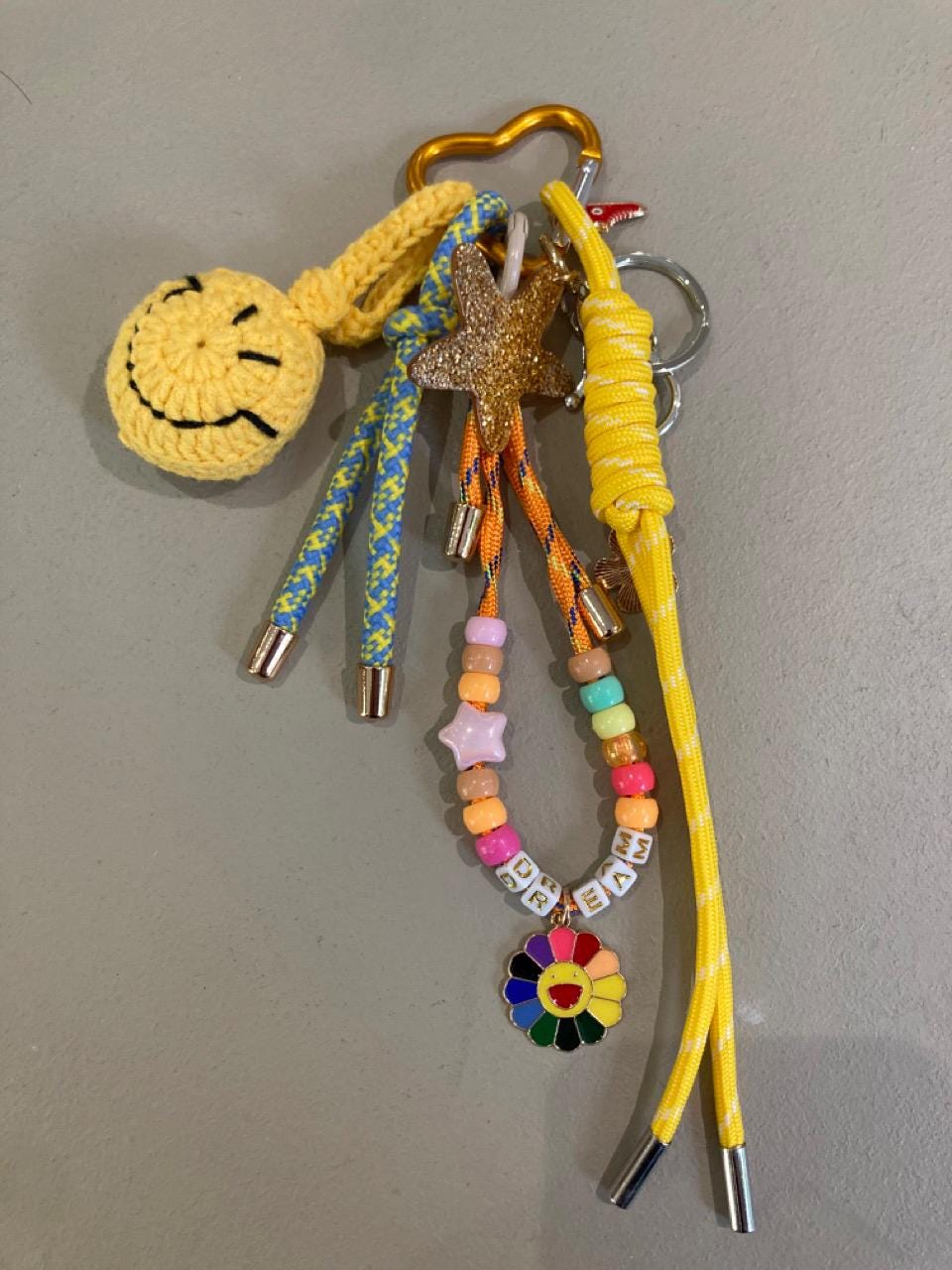 Gri-gri de sac fait main – Porte-clés fantaisie coloré avec breloques et perles