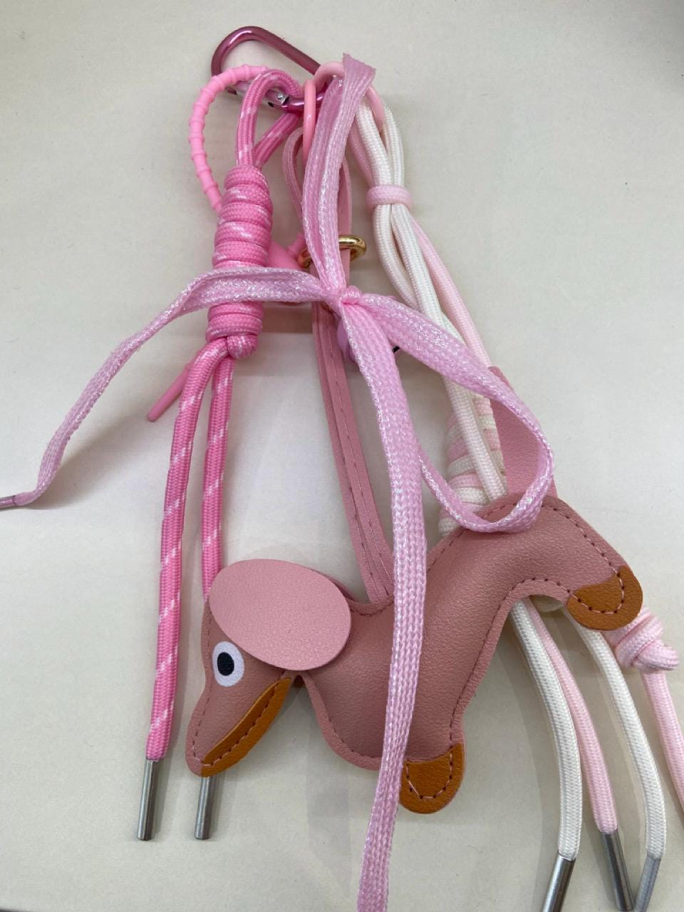 Accessoire de sac fait main – Gri-gri avec perles, cordons et crochet