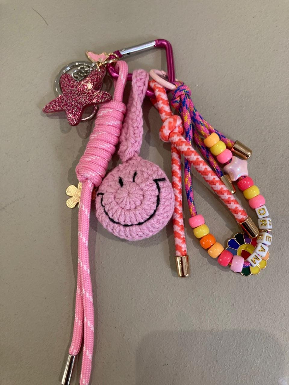 Accessoire de sac fait main – Gri-gri avec perles, cordons et crochet