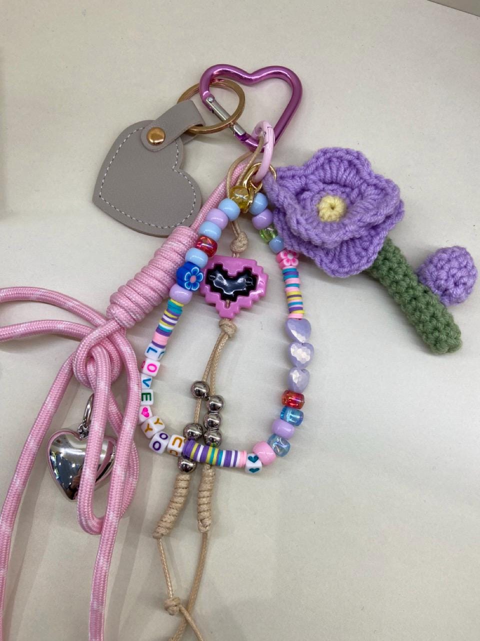 Accessoire de sac fait main – Gri-gri avec perles, cordons et crochet