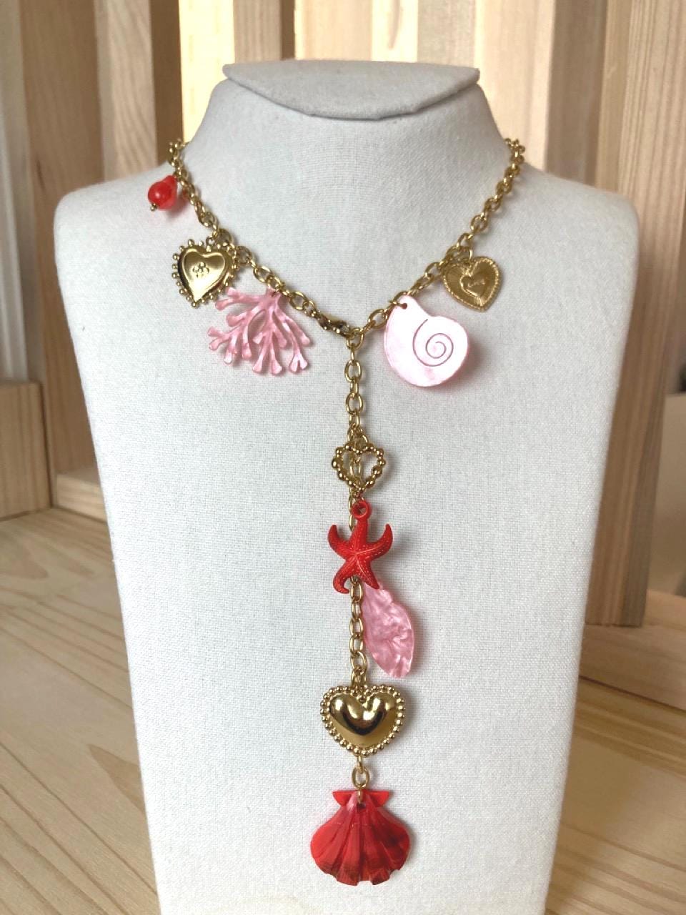Collier marin doré avec pendentifs cœur, étoile de mer et coquillages – Bijou fantaisie rose et rouge, style sirène romantique