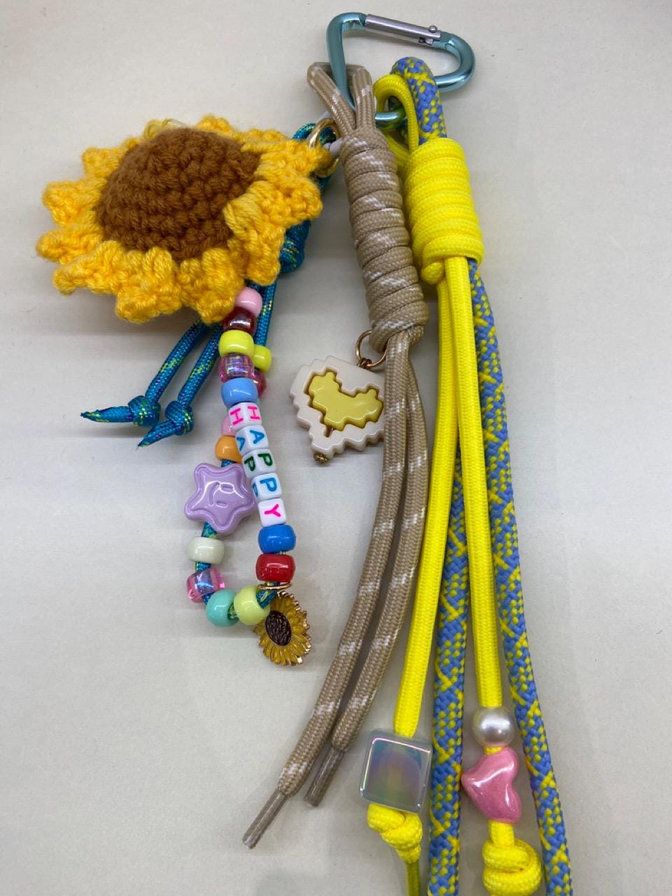 Accessoire de sac fait main – Gri-gri avec perles, cordons et crochet