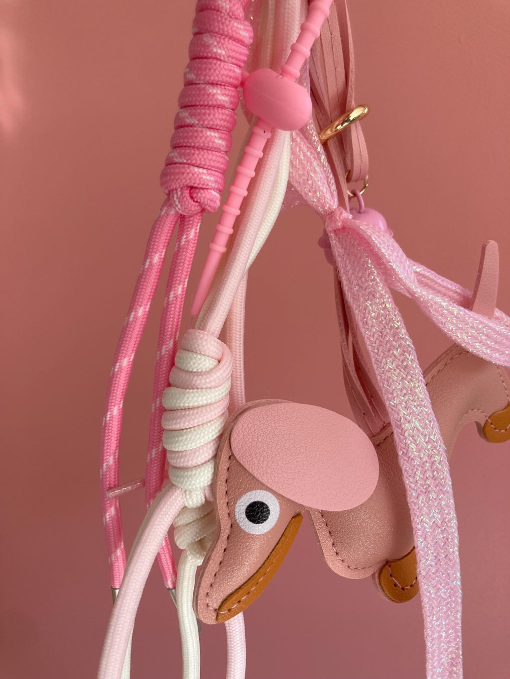 Porte-clé Teckel en corde tressée et simili cuir – Cadeau chien – Accessoire sac ou clés original et mignon