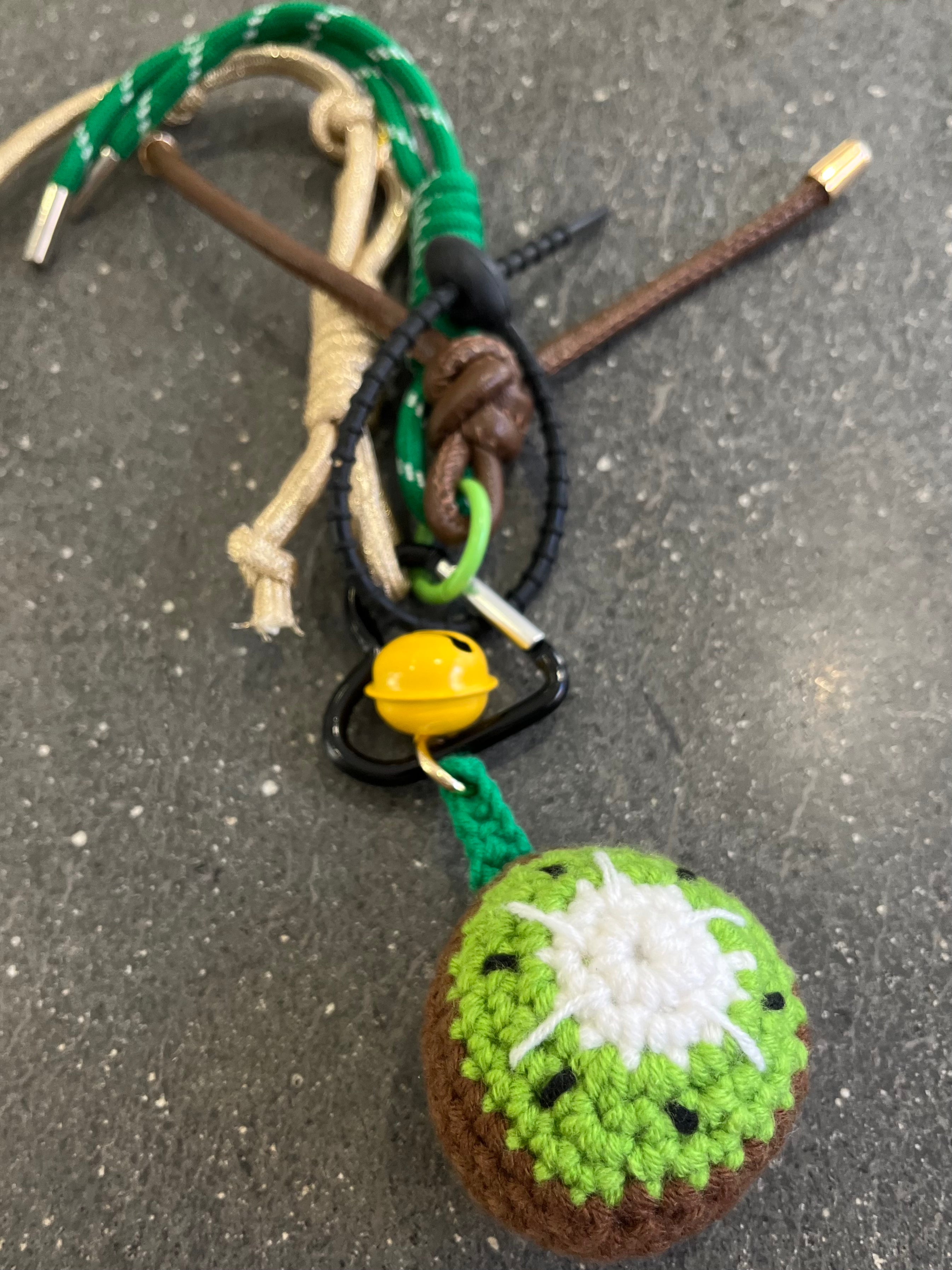 Accessoire de sac fait main – Gri-gri avec perles, cordons et crochet