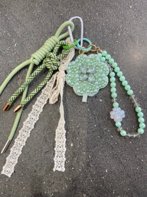 Accessoire de sac fait main – Gri-gri avec perles, cordons et crochet