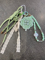 Accessoire de sac fait main – Gri-gri avec perles, cordons et crochet