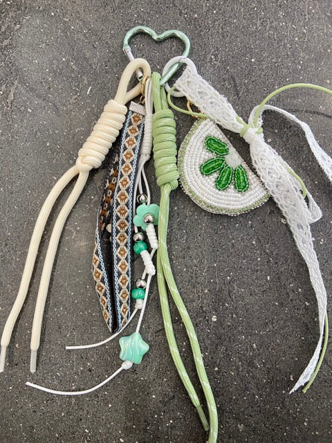 Accessoire de sac fait main – Gri-gri avec perles, cordons et crochet