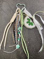 Accessoire de sac fait main – Gri-gri avec perles, cordons et crochet