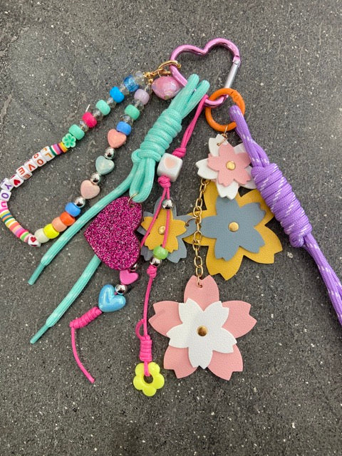 Accessoire de sac fait main – Gri-gri avec perles, cordons et crochet