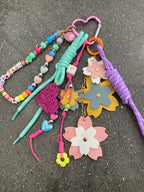 Accessoire de sac fait main – Gri-gri avec perles, cordons et crochet