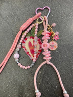 Accessoire de sac fait main – Gri-gri avec perles, cordons et crochet