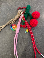 Accessoire de sac fait main – Gri-gri avec perles, cordons et crochet