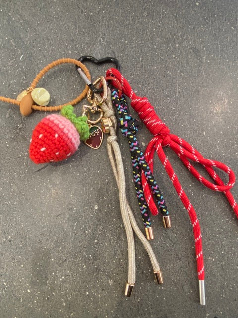 Accessoire de sac fait main – Gri-gri avec perles, cordons et crochet