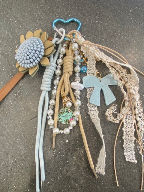 Accessoire de sac fait main – Gri-gri avec perles, cordons et crochet