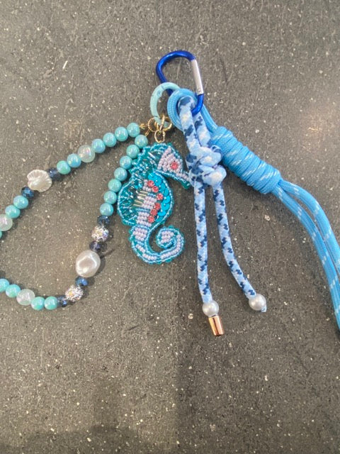 Accessoire de sac fait main – Gri-gri avec perles, cordons et crochet