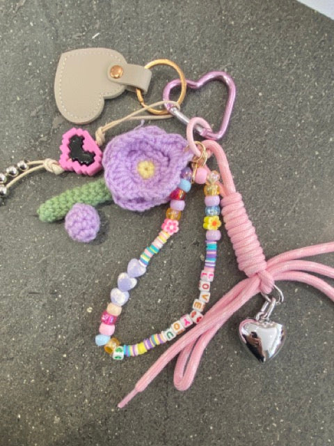 Accessoire de sac fait main – Gri-gri avec perles, cordons et crochet