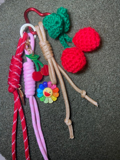 Gri-gri de sac fait main – Porte-clés fantaisie coloré avec breloques et perles