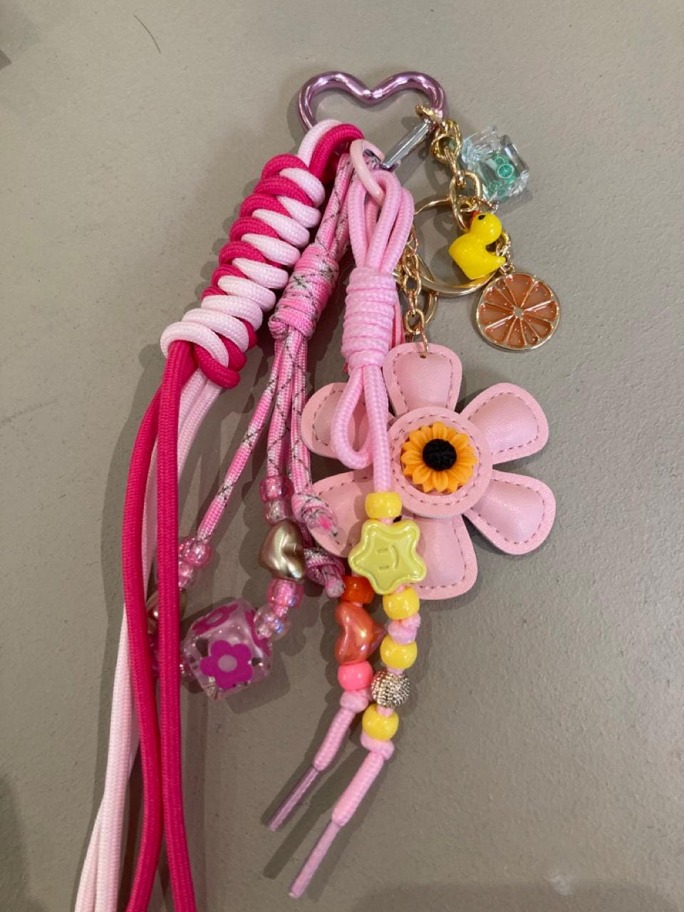 Gri-gri de sac fait main – Porte-clés fantaisie coloré avec breloques et perles