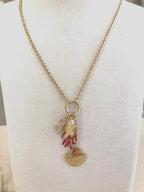 Collier marin doré avec pendentifs cœur, étoile de mer et coquillages – Bijou fantaisie rose et rouge, style sirène romantique