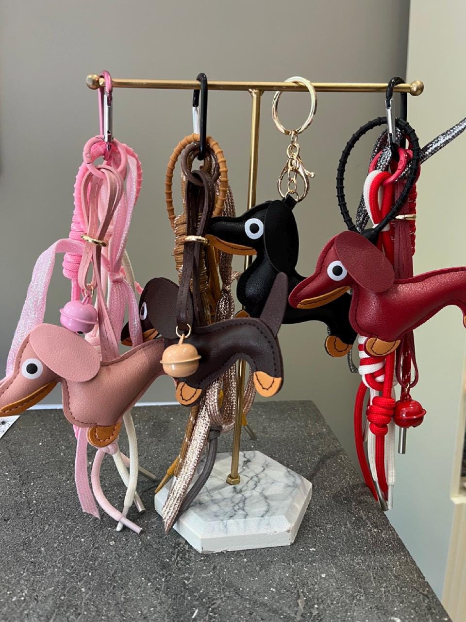 Porte-clé Teckel en corde tressée et simili cuir – Cadeau chien – Accessoire sac ou clés original et mignon