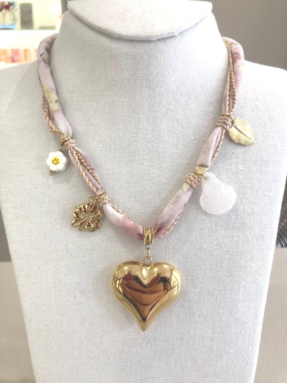 Collier marin doré avec pendentifs cœur, étoile de mer et coquillages – Bijou fantaisie rose et rouge, style sirène romantique