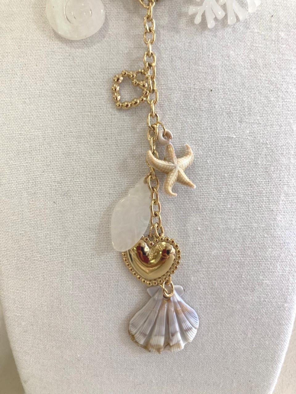 Collier marin doré avec pendentifs cœur, étoile de mer et coquillages – Bijou fantaisie rose et rouge, style sirène romantique