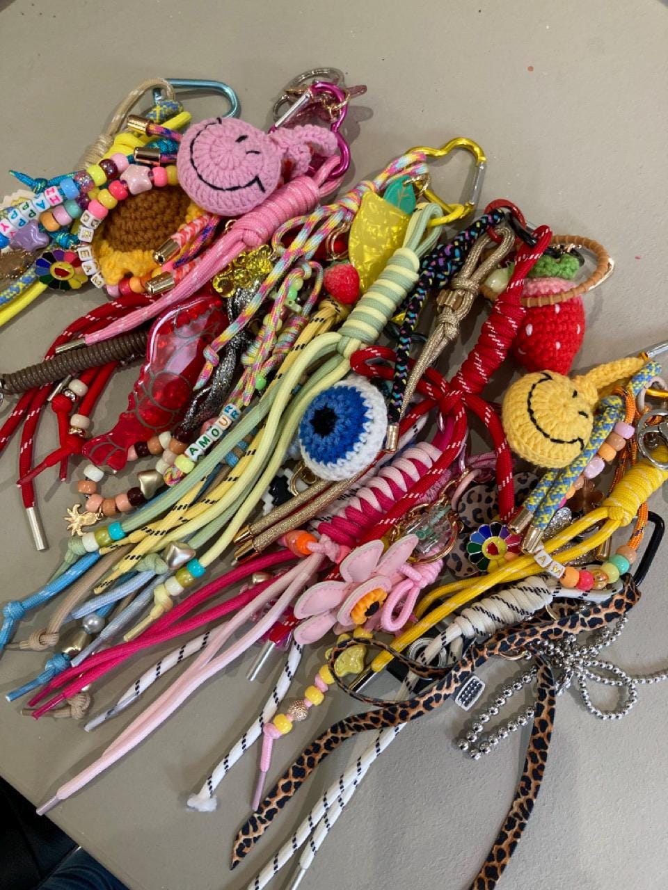 Gri-gri de sac fait main – Porte-clés fantaisie coloré avec breloques et perles