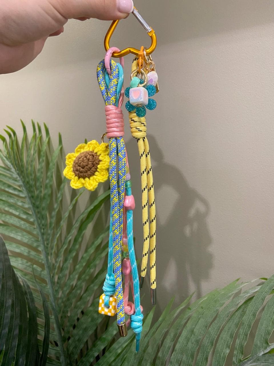 Gri-gri de sac fait main – Porte-clés fantaisie coloré avec breloques et perles