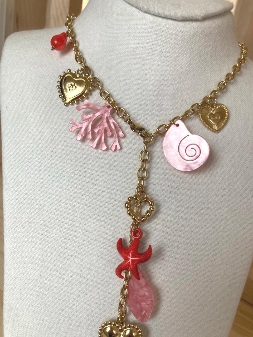 Collier marin doré avec pendentifs cœur, étoile de mer et coquillages – Bijou fantaisie rose et rouge, style sirène romantique