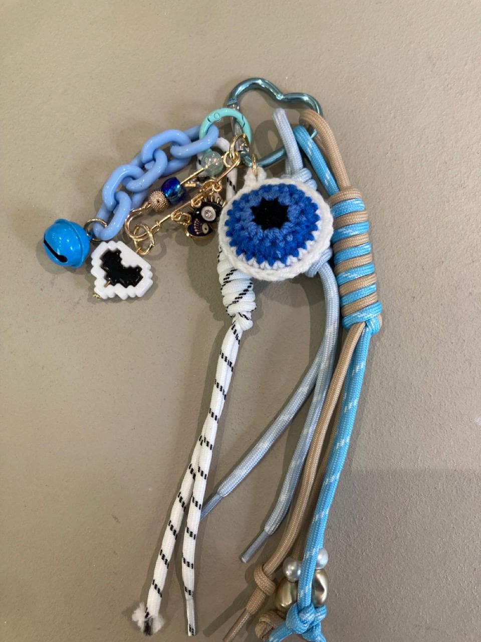 Gri-gri de sac fait main – Porte-clés fantaisie coloré avec breloques et perles
