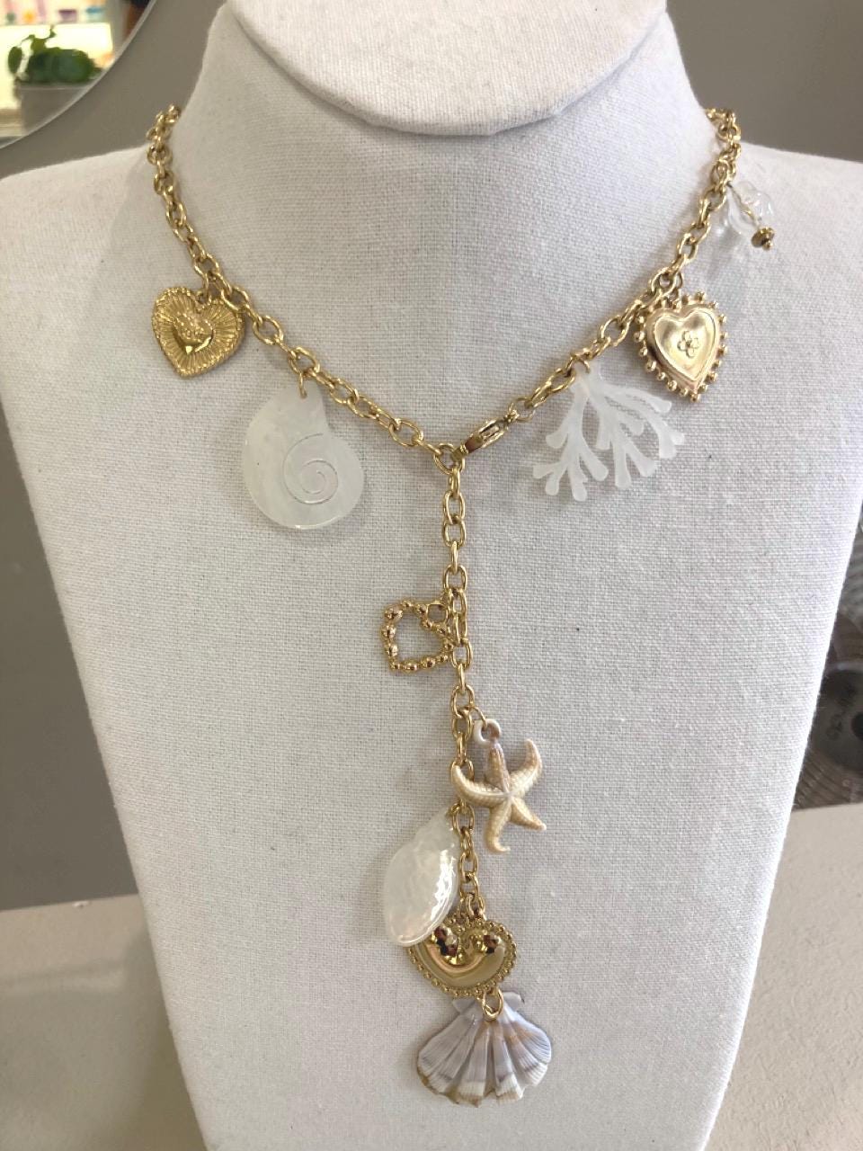 Collier marin doré avec pendentifs cœur, étoile de mer et coquillages – Bijou fantaisie rose et rouge, style sirène romantique