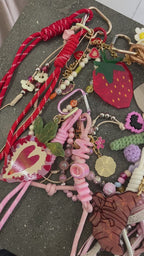 Accessoire de sac fait main – Gri-gri avec perles, cordons et crochet